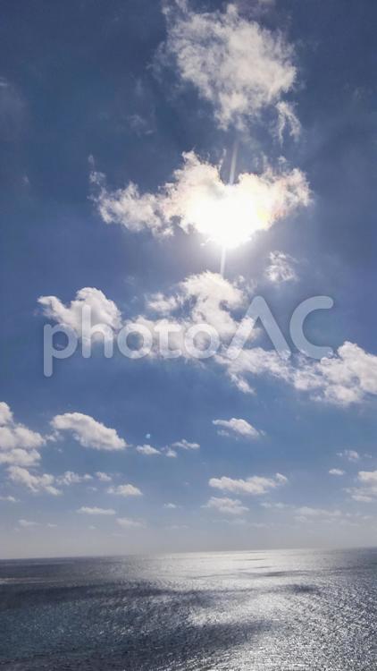 青空と海、神秘的な雲と光 雲,光,ハートの写真素材