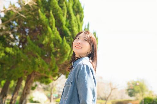 公園で微笑む女性 公園で微笑む女性 女性,人物,日光浴の写真素材
