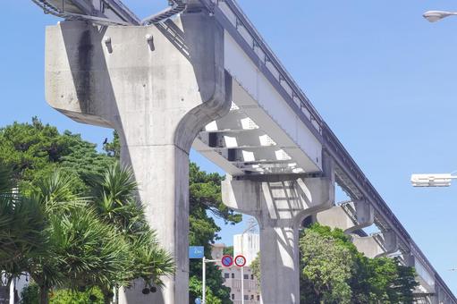 沖縄ゆいレールの高架と沿道の街並み 沖縄ゆいレールの高架と沿道の街並み モノレール,ゆいレール,沖縄の写真素材