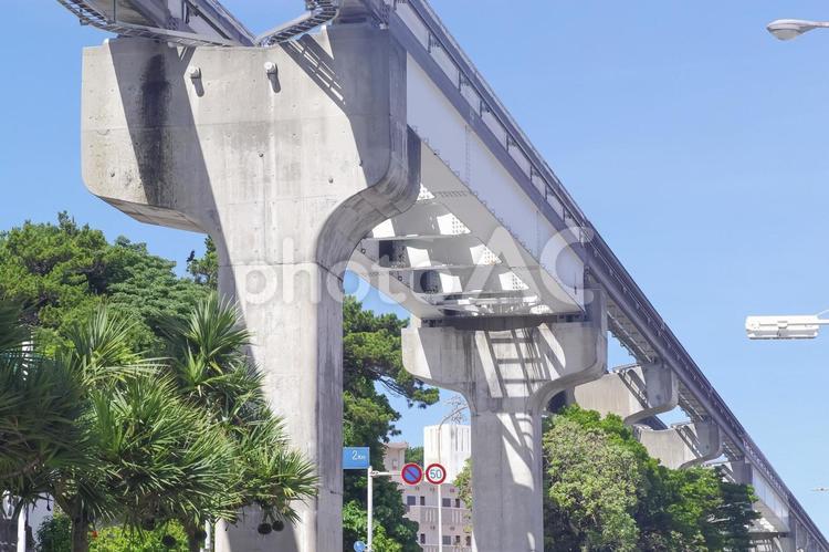 沖縄ゆいレールの高架と沿道の街並み モノレール,ゆいレール,沖縄の写真素材