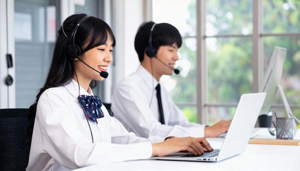 ヘッドセットをつけて通信教育・英会話教室 ヘッドセットをつけて通信教育・英会話教室の写真