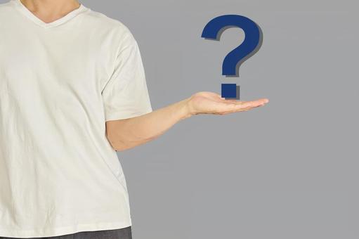 はてなマークを持つ男性 疑問,わからない,疑問点の写真素材