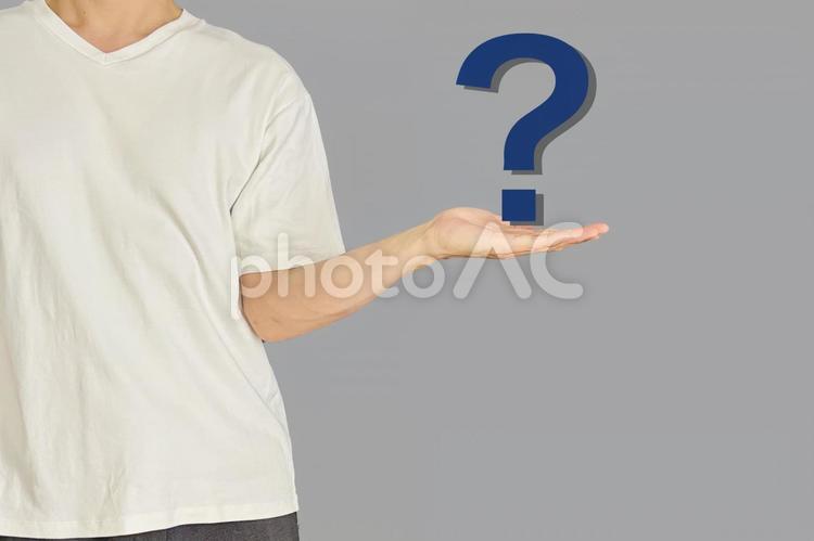 はてなマークを持つ男性 疑問,わからない,疑問点の写真素材