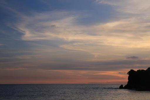西伊豆町の素晴らしい海岸線の夕陽の写真