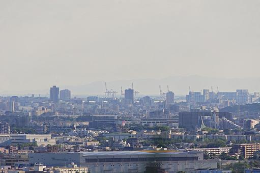 山から見下ろす街と遠い海 山から見下ろす街と遠い海の写真