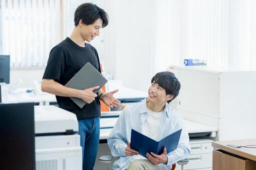 オフィスで働くビジネスパーソン ビジネスマン,笑顔,若いの写真素材
