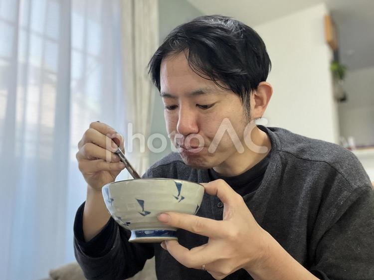 朝食を食べる男性　25273 朝食,食べる,食事の写真素材