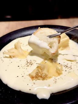 レストランで食べるチーズフォンデュ レストランで食べるチーズフォンデュ レストラン,イタリア料理,チーズソースの写真素材