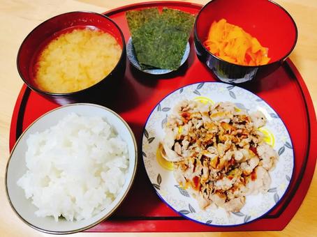 焼肉、味噌汁、海苔、にんじんサラダ定食 焼肉,豚肉,味噌汁の写真素材