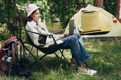 椅子に座っている帽子の女性 女性,外国人,キャンプの写真素材