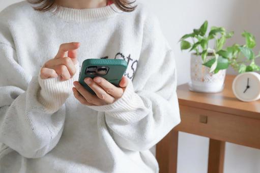 スマートフォンを使う女性 スマホ,スマートフォン,携帯の写真素材