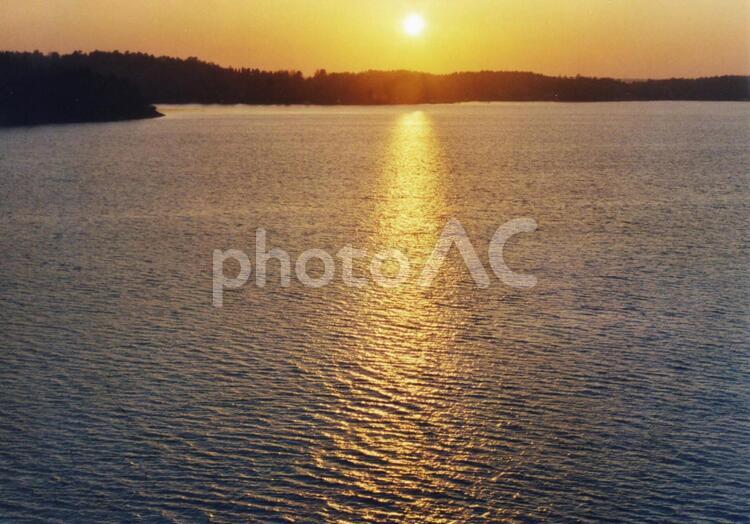 船上からみる夕日 きれい,オレンジ,光の写真素材