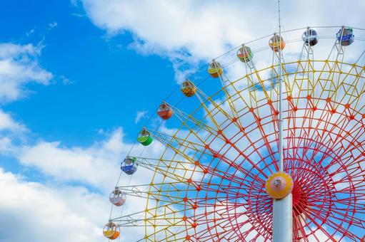 青空に映える観覧車 観覧車,青空,カラフルの写真素材