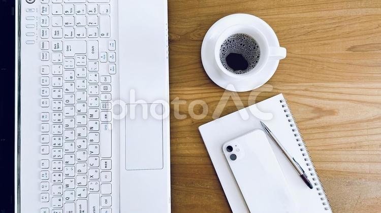デスクワーク　コーヒータイム　休憩時間 ビジネスシーン,デスクワーク,オフィスワークの写真素材