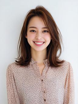 自然光の中で輝く女性の表情 自然光の中で輝く女性の表情の写真