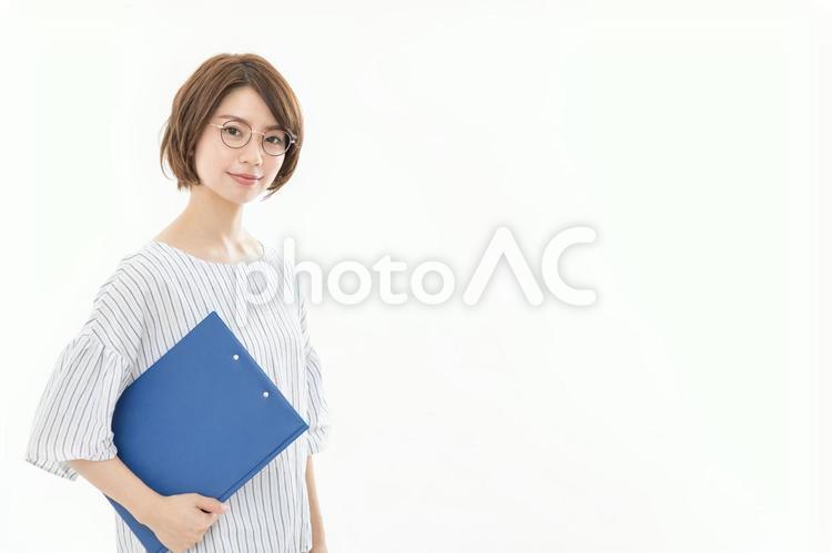 ファイルを抱えるビジネスウーマン 女性,人物,ファイルの写真素材