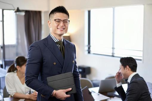 A smiling man at an English conversation meeting, człowiek, biznesmen, uśmiech, JPG