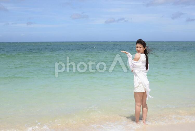 南国沖縄の美しいビーチで寛ぐ女性 女性,女,沖縄の写真素材