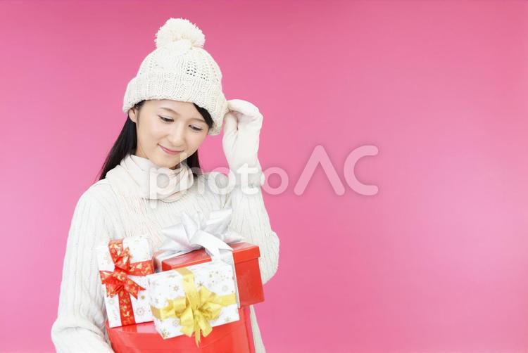 プレゼントを持つ笑顔の女性 女性,女,プレゼントの写真素材