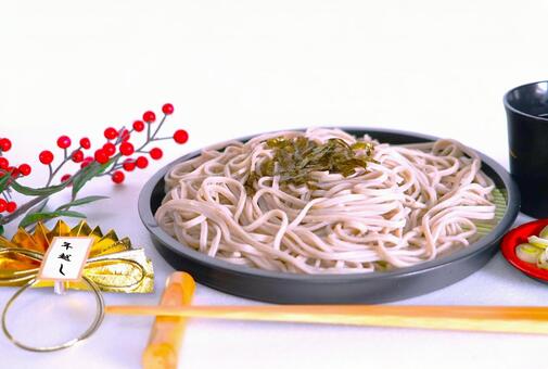 年越しそば（金扇・南天） ざるそば,南天,箸の写真素材