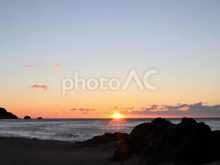 水平線からの日の出 朝焼け,朝日,日の出の写真素材