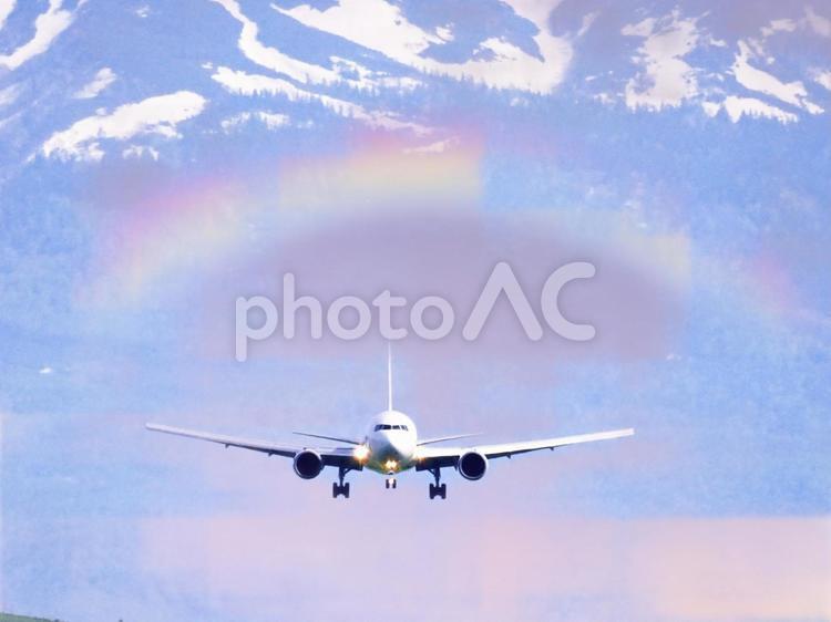 残雪の山並みに架かる虹 飛行機,虹,七色の写真素材