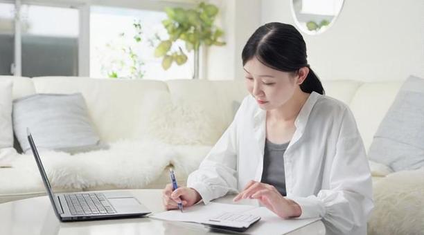 経理の計算をするフリーランスの女性 女性,経理,計算の写真素材