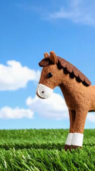 午（茶色い馬）雲あり　縦画像の写真