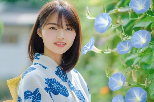 朝顔柄の浴衣を着た笑顔の女性 朝顔柄の浴衣を着た笑顔の女性の写真