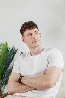 椅子に座って腕を組む男性 男性,外国人,欧米人の写真素材