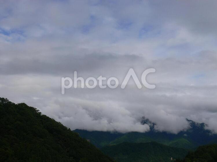 長野の深緑の山にかかる雲3 風景,自然,雲の写真素材