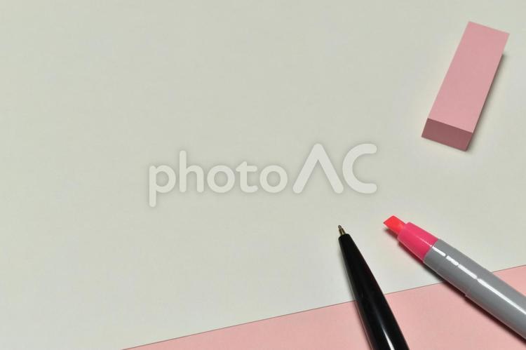 紙と付箋と2本のペン（ピンク） 紙,メモ,ボールペンの写真素材