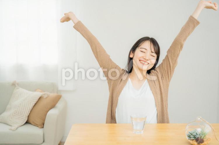 水・白湯を飲む女性（笑顔） 朝,起床,水の写真素材