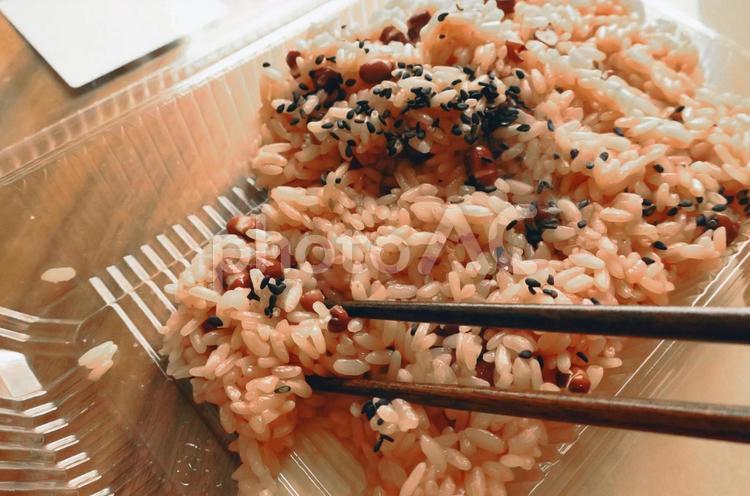 プラ容器に入ったお赤飯を食べる 赤飯,ご飯,主食の写真素材