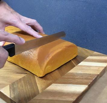 パン切り包丁でケーキ用のスポンジを切る パン切り包丁でケーキ用のスポンジを切る ナイフ,ケーキ,スポンジの写真素材