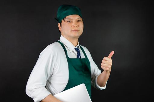 エプロン姿の男性シェフ エプロン姿の男性シェフの写真