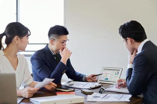 A business person who holds a meeting about a business plan, JPG A business person who holds a meeting about a business plan, व्यापार व्यक्ति, सम्मेलन, व्यापार की योजना, JPG