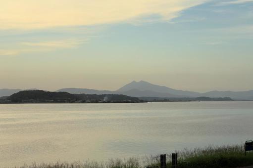 霞ヶ浦と筑波山が見える風景 霞ヶ浦,筑波山,湖の写真素材