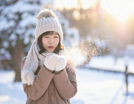 冬に手に息を吹きかける女性 冬に手に息を吹きかける女性の写真