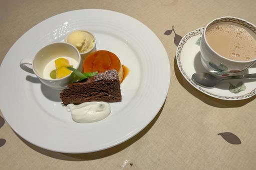 食後のデザートセットとカフェオレ デザート,ケーキセット,ガトーショコラの写真素材