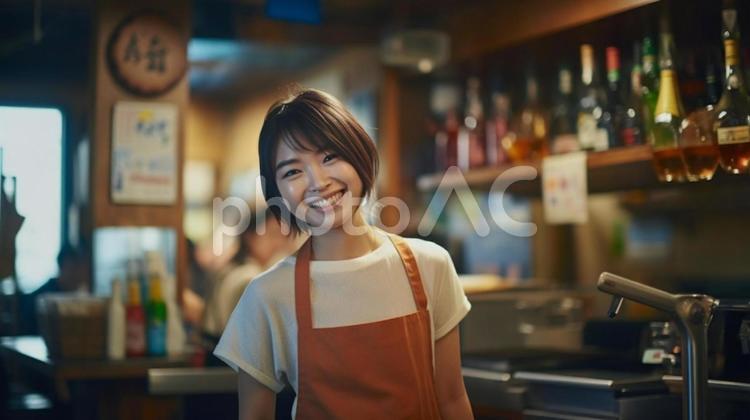 居酒屋で働く笑顔の若い女性 居酒屋,女性,飲食店の写真素材