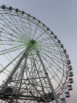 夕空にそびえる巨大な観覧車の鉄骨構造 観覧車,夕暮れ,遊園地の写真素材