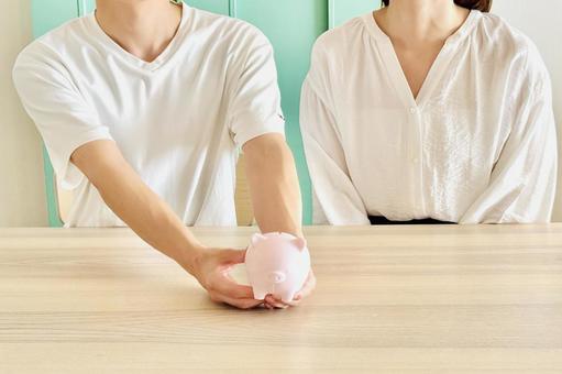 家計や貯蓄について考える男女 家計,夫婦,相談の写真素材