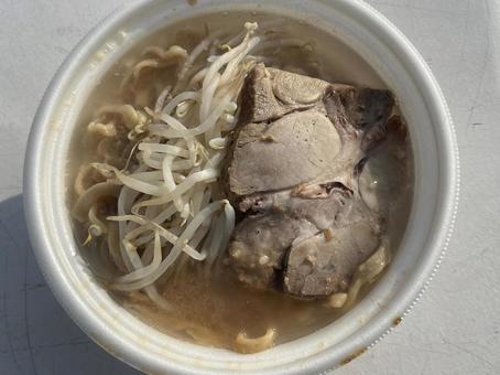 二郎系ラーメン もやし,豚骨スープ,豚骨ラーメンの写真素材