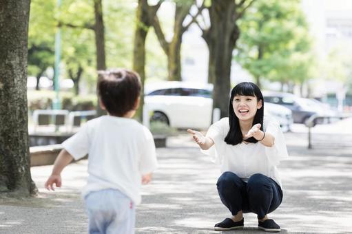 母親　育児　 公園,男性,駆け寄るの写真素材