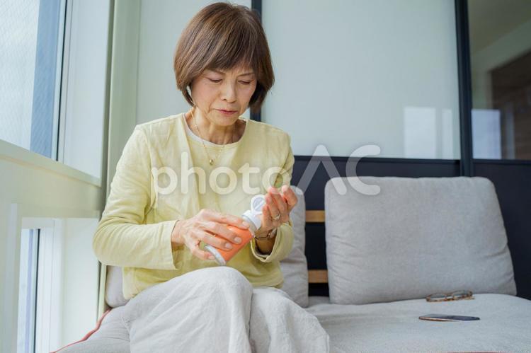 薬の数を確認するシニア女性 女性,日本人,薬の写真素材