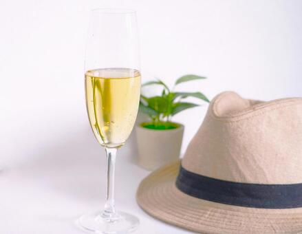 シャンパン＆ハット② シャンパン,帽子,グラスの写真素材