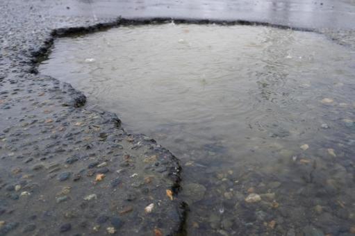 アスファルトに開いた穴（雨）07 アスファルト,道路,駐車場の写真素材