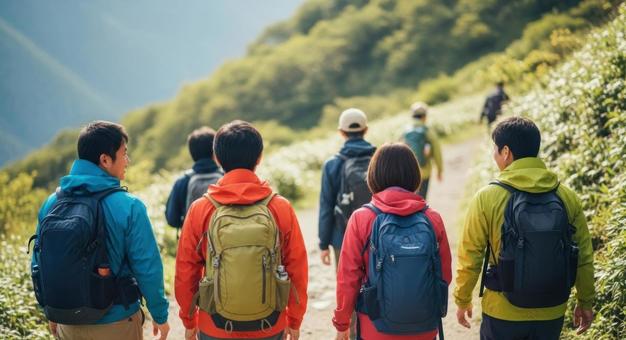 リュック姿で登山中の人 リュック姿で登山中の人の写真
