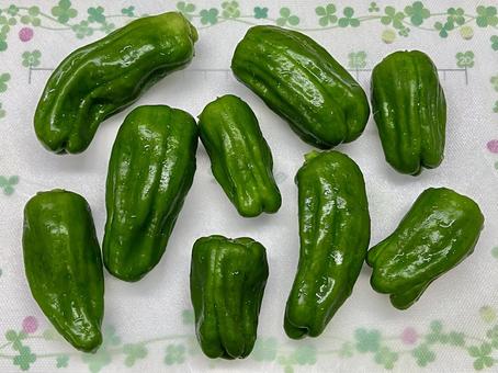 まな板の上のピーマン まな板の上のピーマン ピーマン,まな板,野菜の写真素材